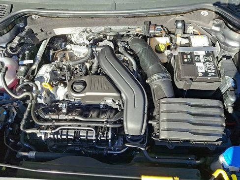 Certified 2025 Volkswagen Taos SE w/ Panoramic Sunroof Package image 29