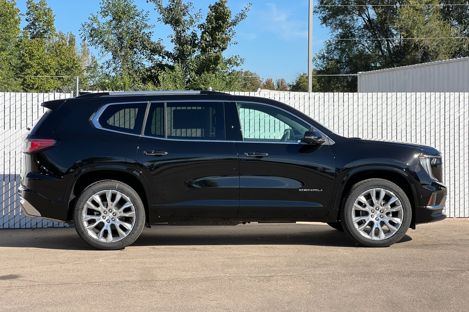 New 2027 GMC Acadia Denali w/ Denali Reserve Package AWD/4WD image 3