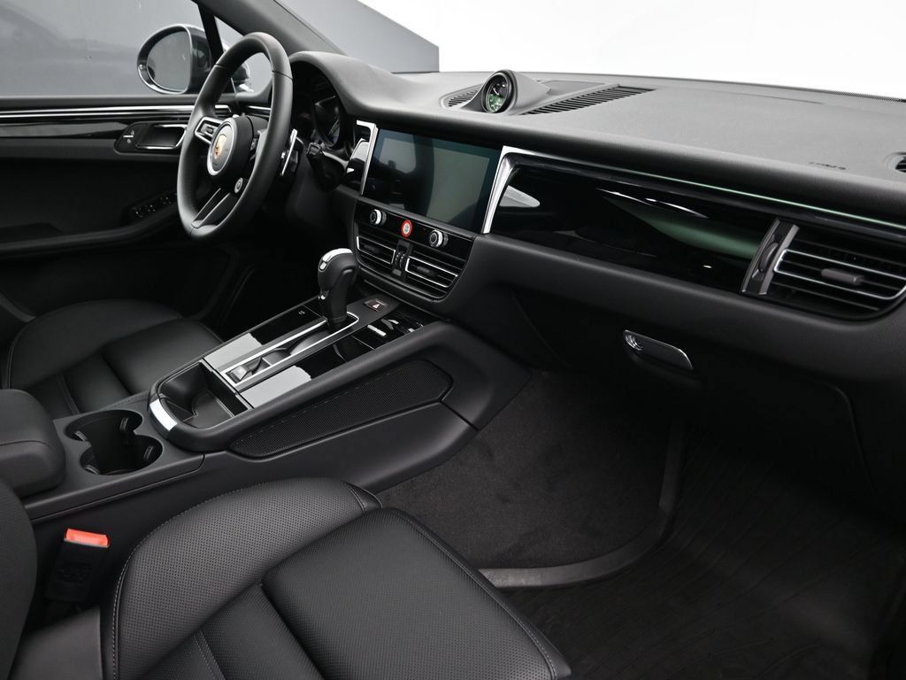 Certified 2026 Porsche Macan AWD/4WD image 14