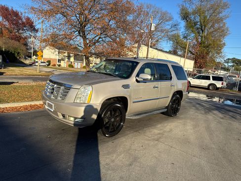 Used 2007 Cadillac Escalade AWD w/ Information Package image 7