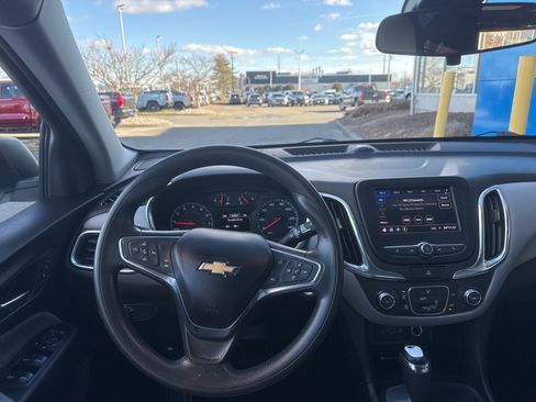 Used 2020 Chevrolet Equinox LS image 2