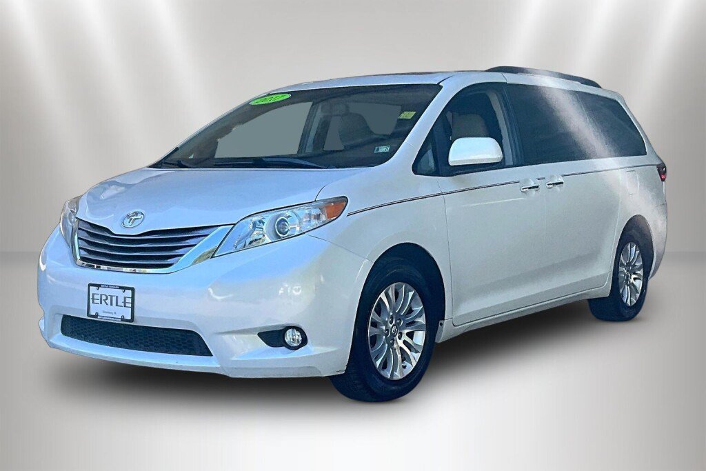 Used 2017 Toyota Sienna XLE FWD image 3