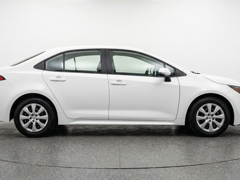 Used 2025 Toyota Corolla LE FWD image 11