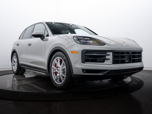 Certified 2025 Porsche Cayenne S AWD/4WD image 9