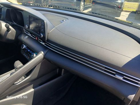 Used 2022 Hyundai Elantra SEL image 17