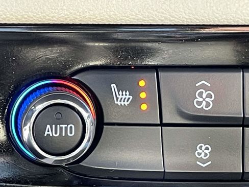 Used 2019 Buick Regal Essence w/ Driver Confidence Package I image 21