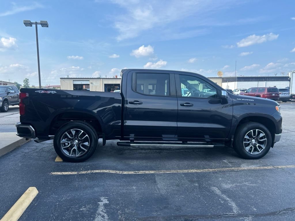 Used 2022 Chevrolet Silverado 1500 LT AWD/4WD image 2