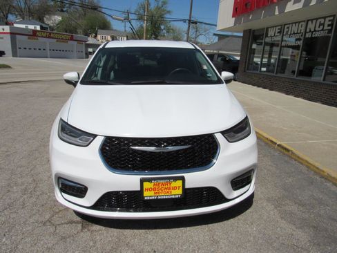 Used 2023 Chrysler Pacifica Touring-L FWD image 2