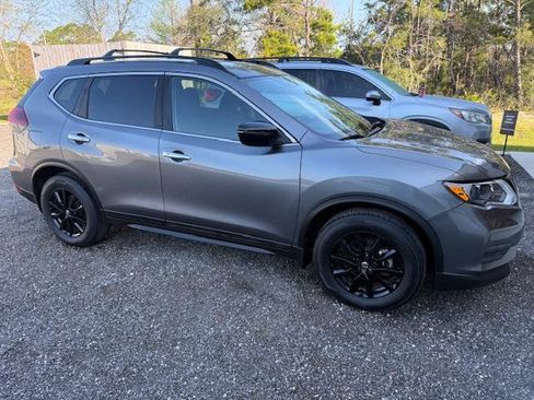 Used 2018 Nissan Rogue SV image 2