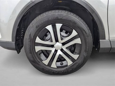 Used 2018 Toyota RAV4 LE FWD image 9