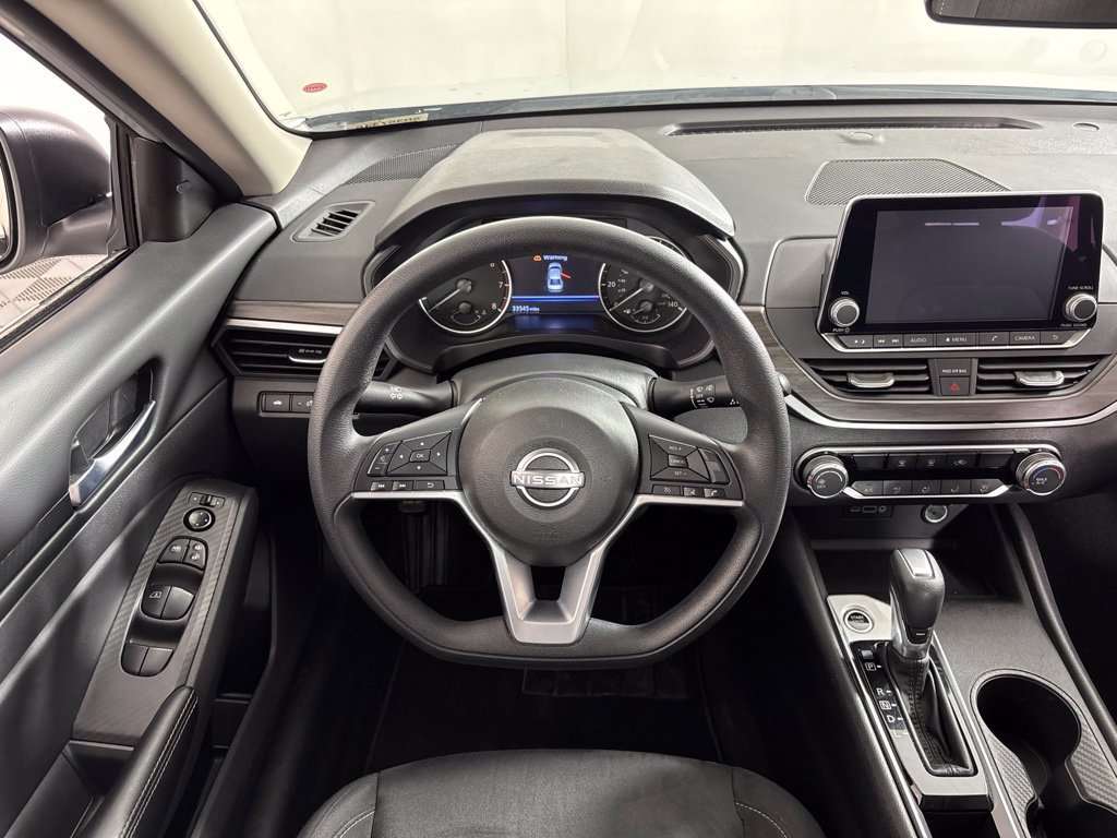 Used 2025 Nissan Altima 2.5 SV FWD image 2