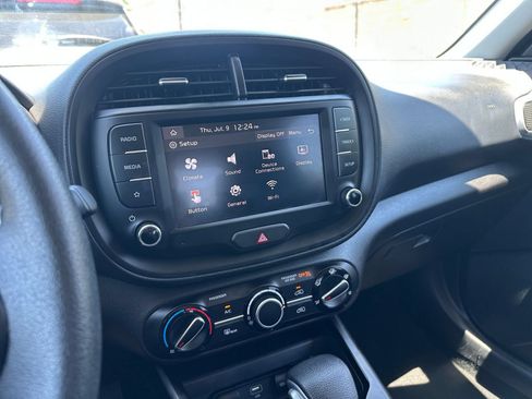 Used 2025 Kia Soul LX w/ LX Technology Package FWD image 20