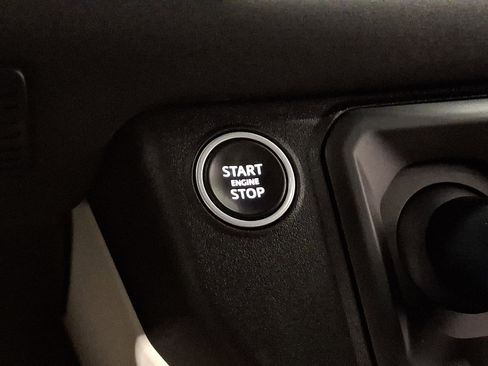 Used 2021 Land Rover Defender 110 SE image 25