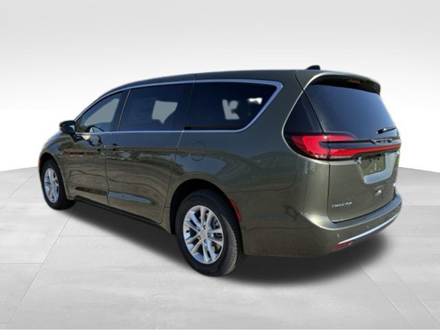 New 2027 Chrysler Pacifica Select AWD/4WD image 2