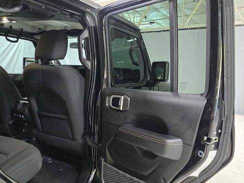 Used 2019 Jeep Wrangler Unlimited Sahara image 14