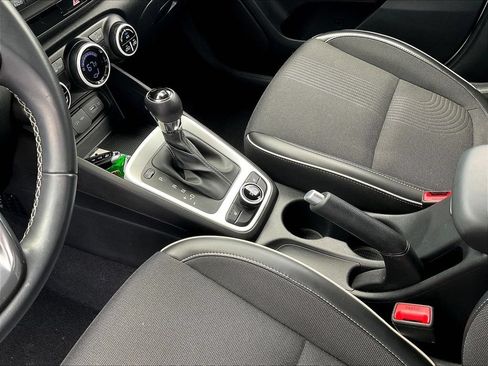 Certified 2022 Hyundai Venue Limited FWD image 17