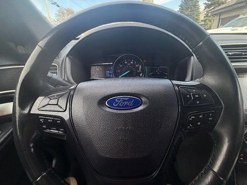 Used 2017 Ford Explorer XLT w/ Equipment Group 202A AWD/4WD image 28