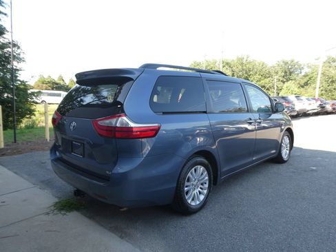 Used 2015 Toyota Sienna XLE FWD image 5