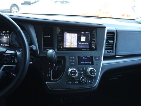 Used 2018 Toyota Sienna SE w/ SE Preferred Package image 9