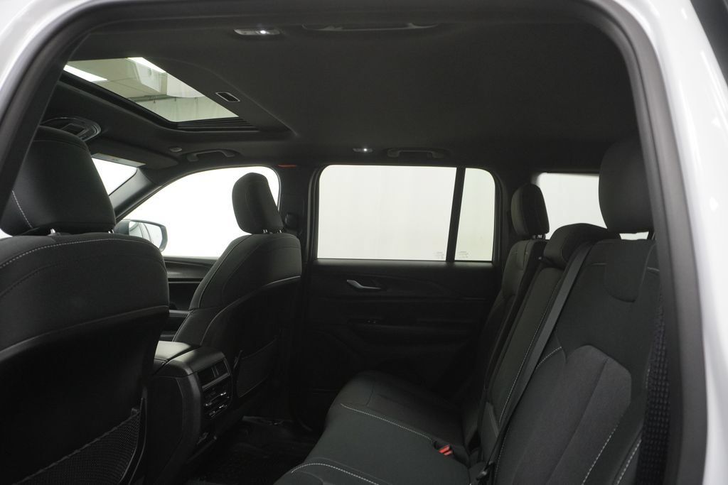Certified 2025 Jeep Grand Cherokee Laredo X AWD/4WD image 4