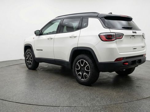 Used 2025 Jeep Compass Trailhawk AWD/4WD image 5