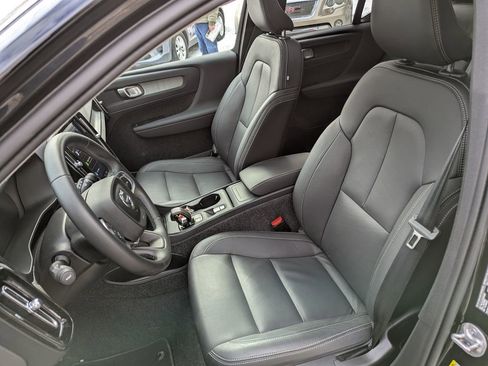 Used 2025 Volvo XC40 B5 Core image 10