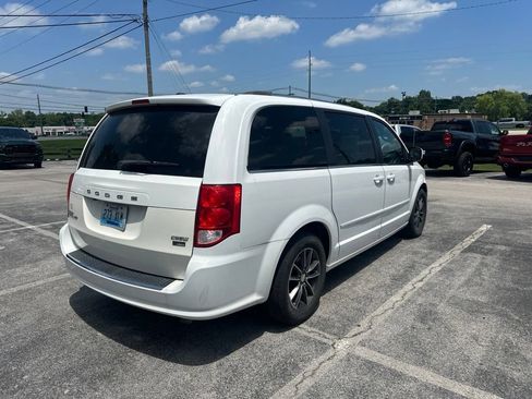 Used 2017 Dodge Grand Caravan SXT FWD image 3