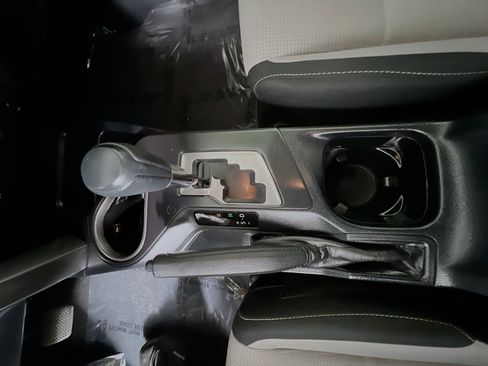 Used 2018 Toyota RAV4 XLE AWD/4WD image 25