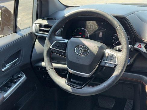 Used 2023 Toyota Sienna XSE AWD/4WD image 14