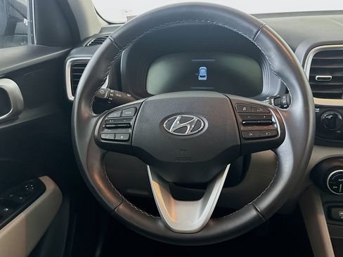 Used 2025 Hyundai Venue SEL image 18