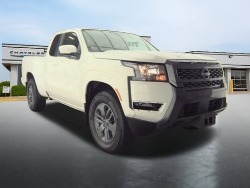 Used 2025 Nissan Frontier SV image 2