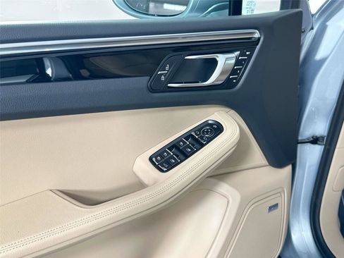 Certified 2025 Porsche Macan Turbo AWD/4WD image 32