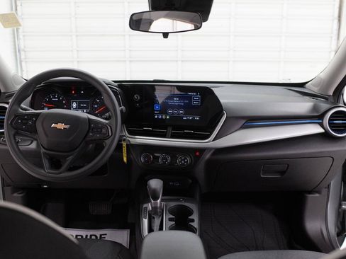Used 2025 Chevrolet Trax LS FWD image 25