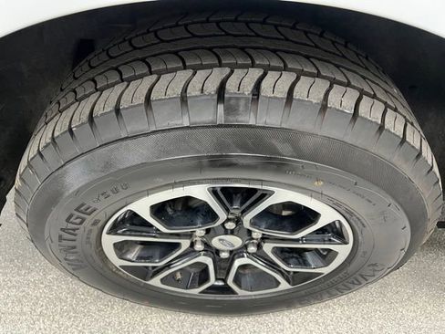 Used 2024 Ford Expedition Max XLT image 17