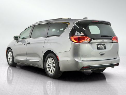Used 2019 Chrysler Pacifica Touring-L w/ Advanced Safetytec Group FWD image 3