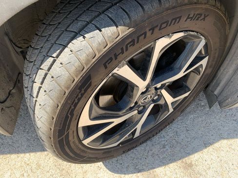 Used 2018 Toyota C-HR XLE FWD image 22