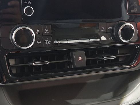 Used 2023 Toyota Highlander L FWD image 23