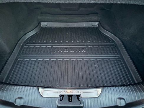 Used 2019 Jaguar XJ R-Sport image 28