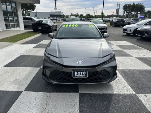 Used 2025 Toyota Camry SE w/ Convenience Package FWD image 2