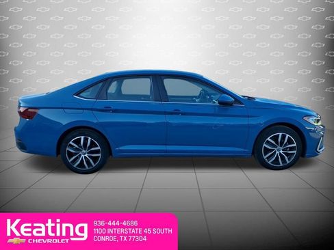 Used 2025 Volkswagen Jetta SE FWD image 4
