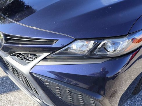 Used 2022 Toyota Camry SE FWD image 3