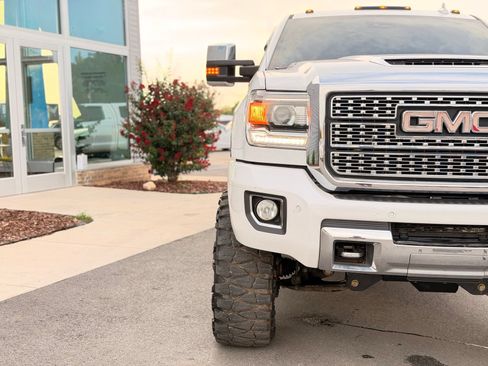 Used 2019 GMC Sierra 2500 Denali w/ Duramax Plus Package AWD/4WD image 27