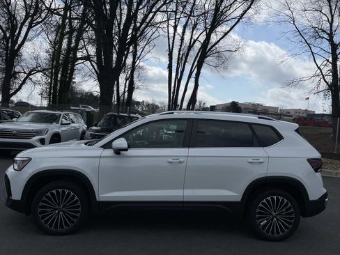 New 2026 Volkswagen Taos SE FWD image 4