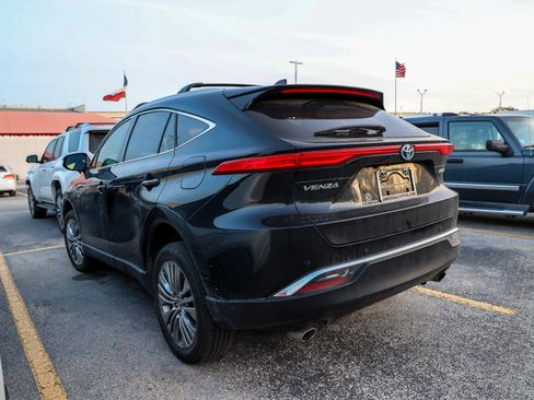 Used 2024 Toyota Venza Limited image 9