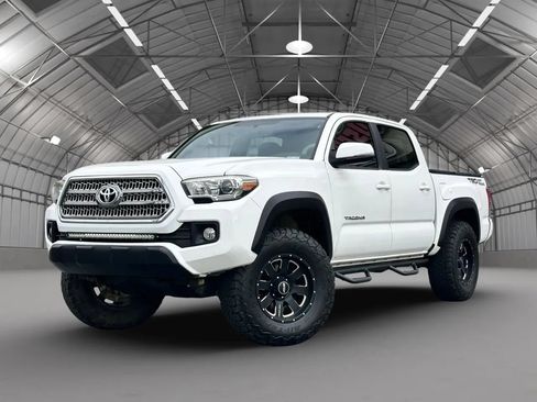 Used 2017 Toyota Tacoma TRD Off-Road RWD image 17
