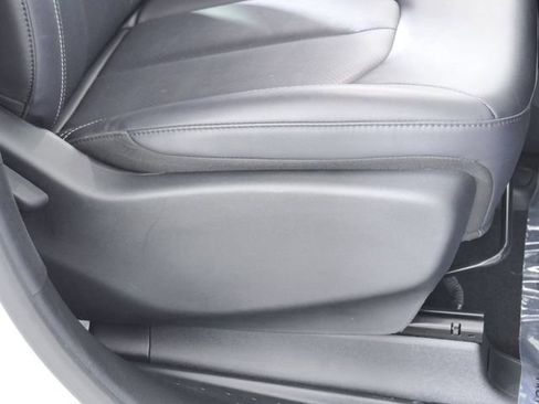 Used 2025 Chrysler Pacifica Select FWD image 14