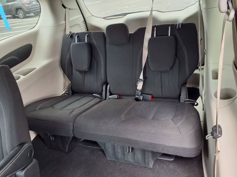 Used 2022 Chrysler Voyager LX FWD image 15