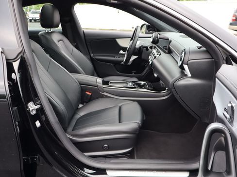 Used 2025 Mercedes-Benz CLA 250 4MATIC image 31