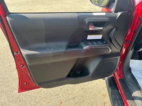 Used 2019 Toyota Tacoma TRD Off-Road AWD/4WD image 12