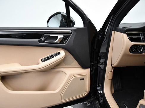 Used 2025 Porsche Macan image 32